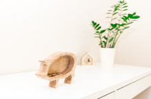 Įkelti vaizdą į galerijos rodinį, Natūralaus medžio taupyklė „Kiaulė“, rankų darbo dovana vaikui ar suaugusiajam
