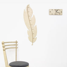 Įkelti vaizdą į galerijos rodinį, Medinė Plunksnos Formos Ūgio Matuoklė, Dekoratyvi ir Funkcionali Vaikų Kambario Detalė
