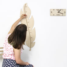 Įkelti vaizdą į galerijos rodinį, Medinė Plunksnos Formos Ūgio Matuoklė, Dekoratyvi ir Funkcionali Vaikų Kambario Detalė
