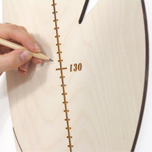 Įkelti vaizdą į galerijos rodinį, Medinė Plunksnos Formos Ūgio Matuoklė, Dekoratyvi ir Funkcionali Vaikų Kambario Detalė
