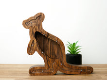 Įkelti vaizdą į galerijos rodinį, Medinė taupyklė kengūra (ruda, graviravimas)
