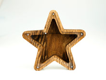 Įkelti vaizdą į galerijos rodinį, Medinė taupyklė žvaigždė (ruda, graviravimas)
