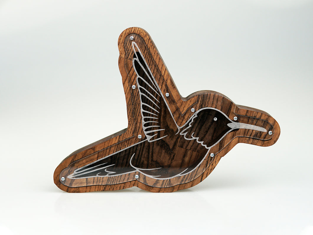 Medinė taupyklė kolibris (ruda, graviravimas)