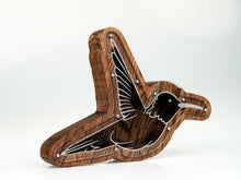 Įkelti vaizdą į galerijos rodinį, Medinė taupyklė kolibris (ruda, graviravimas)

