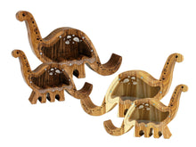 Įkelti vaizdą į galerijos rodinį, Medinė taupyklė dinozauras (didelė, ruda, graviravimas)
