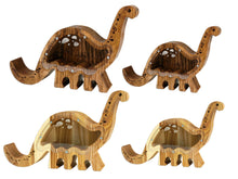 Įkelti vaizdą į galerijos rodinį, Medinė taupyklė dinozauras (ruda, graviravimas)
