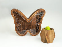 Įkelti vaizdą į galerijos rodinį, Medinė taupyklė drugelis (didelė, ruda, graviravimas)
