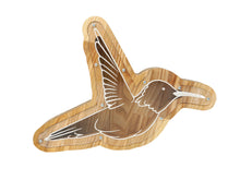 Įkelti vaizdą į galerijos rodinį, Medinė taupyklė kolibris (graviravimas)
