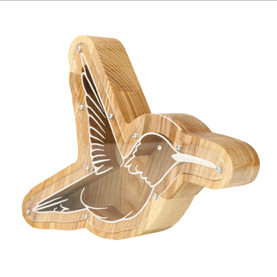 Medinė taupyklė kolibris (graviravimas)