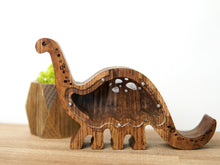 Įkelti vaizdą į galerijos rodinį, Medinė taupyklė dinozauras (ruda, graviravimas)

