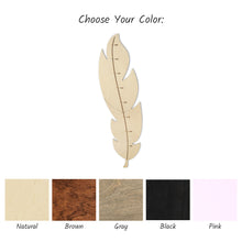 Įkelti vaizdą į galerijos rodinį, Medinė Plunksnos Formos Ūgio Matuoklė, Dekoratyvi ir Funkcionali Vaikų Kambario Detalė
