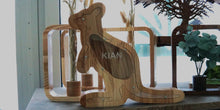 Įkelti vaizdą į galerijos rodinį, Medinė taupyklė kengūra (ruda, graviravimas)
