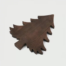 Įkelti vaizdo įrašą ir jį paleisti galerijos rodinyje, Eglutės Formos Pjaustymo Lentelė Iš Uosio Medžio, Kasdieniam Naudojimui Ir Praktiška Dovana
