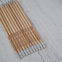 Įkelti vaizdo įrašą ir jį paleisti galerijos rodinyje, Personalizuoti mediniai HB pieštukai, puiki graviruota dovana
