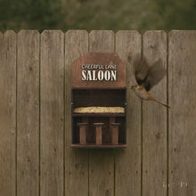 Įkelti vaizdo įrašą ir jį paleisti galerijos rodinyje, Medinė Paukščių Lesyklėlė Namams, Sodui ar Balkonui, Praktiška Dovana Tėvams, Seneliams ar Draugams
