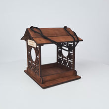 Įkelti vaizdo įrašą ir jį paleisti galerijos rodinyje, Rankų Darbo Medinė Paukščių Lesykla su Stogeliu, Skirta Sodo ir Miško Paukščiams
