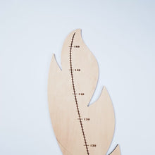 Įkelti vaizdo įrašą ir jį paleisti galerijos rodinyje, Medinė Plunksnos Formos Ūgio Matuoklė, Dekoratyvi ir Funkcionali Vaikų Kambario Detalė
