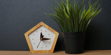 Įkelti vaizdą į galerijos rodinį, Mažas medinis stalo laikrodis (graviravimas)
