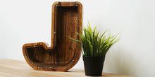 Įkelti vaizdą į galerijos rodinį, Didelė medinė taupyklė raidė (A-Ž,ruda, graviravimas)
