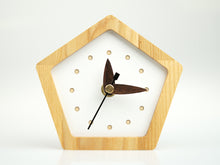 Įkelti vaizdą į galerijos rodinį, Mažas medinis stalo laikrodis (graviravimas)
