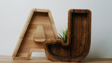 Įkelti vaizdą į galerijos rodinį, Didelė medinė taupyklė raidė (A-Ž,ruda, graviravimas)
