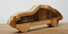 Įkelti vaizdą į galerijos rodinį, Didelė medinė taupyklė automobilis (graviravimas)
