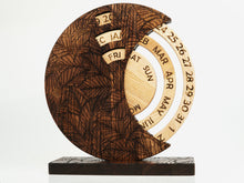 Įkelti vaizdą į galerijos rodinį, Pastatomas medinis kalendorius
