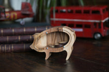 Įkelti vaizdą į galerijos rodinį, Maža medinė taupyklė kiaulė (graviravimas)
