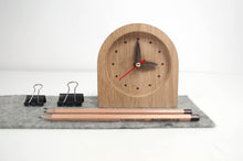 Įkelti vaizdą į galerijos rodinį, Laikrodis -  Medinis  Stalo Laikrodis (Galimas Graviravimas)
