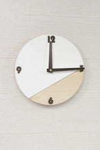 Įkelti vaizdą į galerijos rodinį, Laikrodis - Medinis Apvalus Laikrodis Su Akrilo Apdaila
