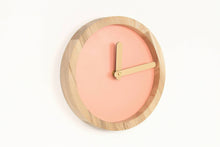 Įkelti vaizdą į galerijos rodinį, Laikrodis - Medinis Apvalus Laikrodis (Rožinė dirbtinė  Oda)
