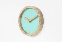 Įkelti vaizdą į galerijos rodinį, Laikrodis - Medinis Apvalus Laikrodis (Mint Green Dirbtinė Oda)
