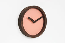 Įkelti vaizdą į galerijos rodinį, Laikrodis - Medinis Apvalus Laikrodis (Rožinė Dirbtinė Oda)
