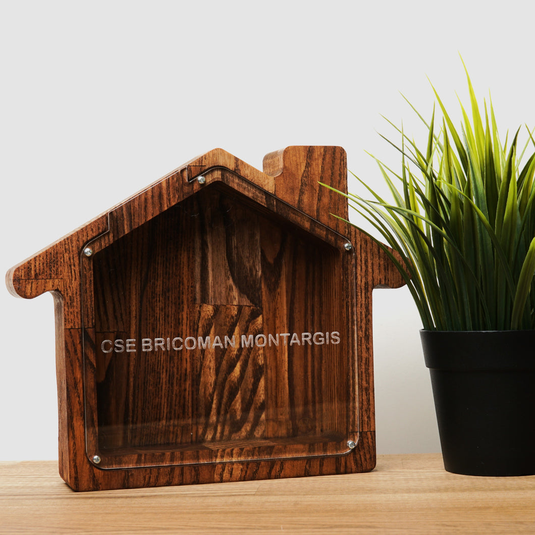 Didelė medinė taupyklė namas (graviravimas)